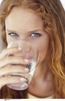 lutter-contre-cernes-hydratation-femmes-boire-eau